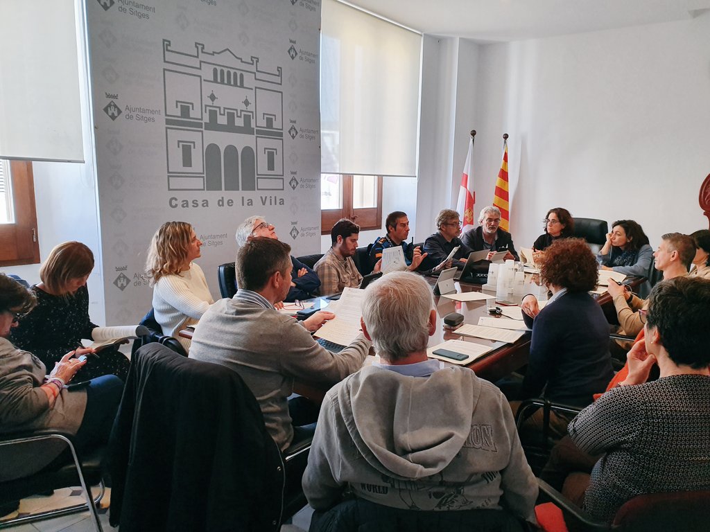 AjSitges's tweet photo. El comitè municipal de seguiment de #Coronavirus i regidors/es de l'@AjSitges reunit per decidir les accions a desenvolupar davant la situació actual i les últimes novetats anunciades pel @govern https://t.co/5axbjv3pr3