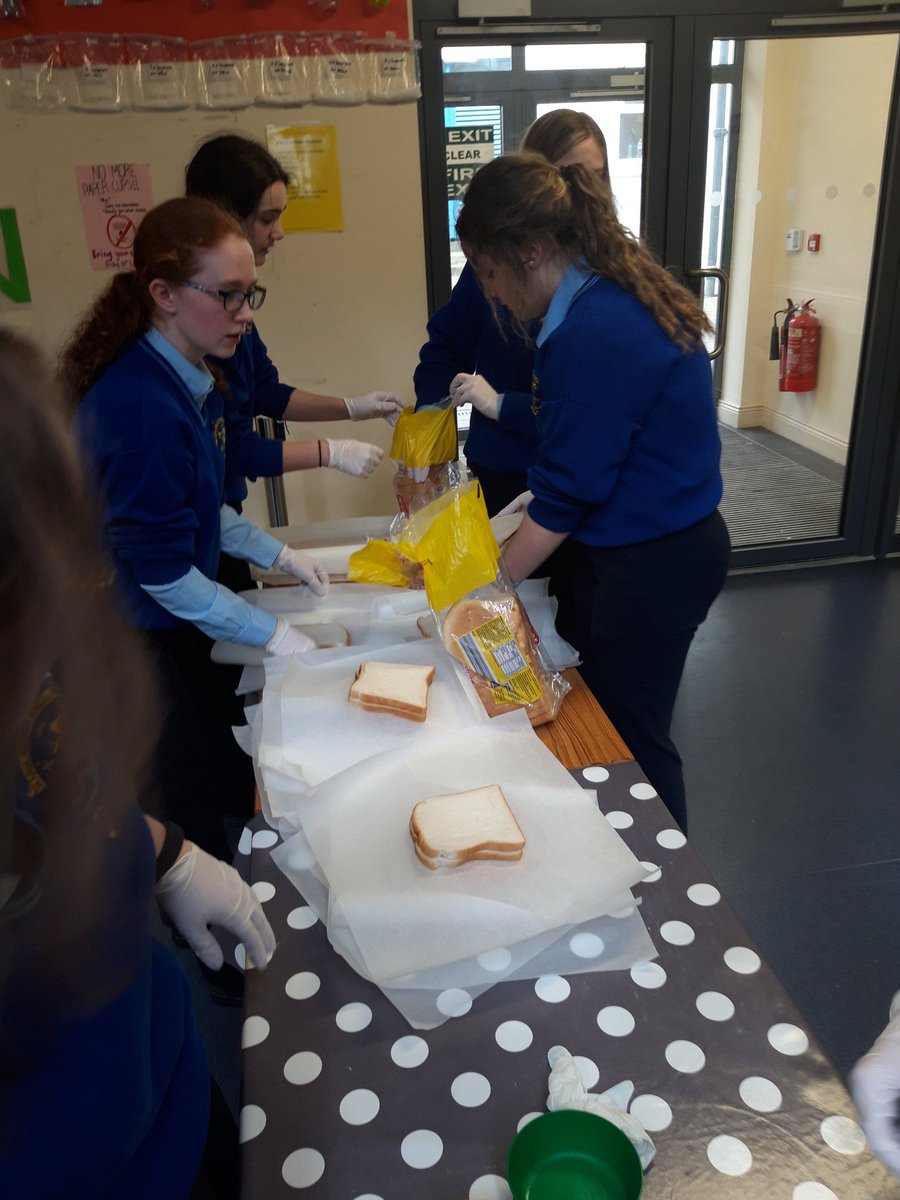 suidhroma's tweet photo. An-spraoi againn do S na G inniu le Bl. 4💚💚 =Cóisir Ceapaire Criospaí😋#LNMS20 @CollegeLoreto @SnaGaeilge #SnaG2020 https://t.co/Zi94Sn0ddP