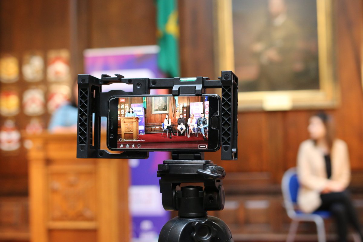 CnaG's tweet photo. Lá na Meán Sóisialta atá ann inniu!

Bhí muid ag Teach an Ard-Mhéara inniu i mBaile Átha Cliath le ceiliúradh a dhéanamh ar #LNMS20 https://t.co/qYuZGnKHH9