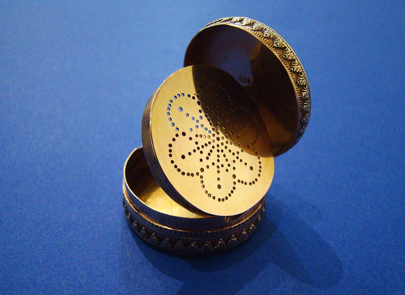 DanielBexfield's tweet photo. George III 18ct 2-colour Gold Vinaigrette
By Giles Loyer
London 1812
£3,950.00
A rare gold vinaigrette
Very crisp decoration
Superb condition
Good hallmarks
Without damage or repair 
#vinaigrette #antiquesilver #sterlingsilver #cecilcourt #london #antiques #danielbexfieldantiques https://t.co/kC86aVTHsQ
