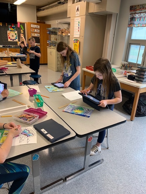 GCSCArtTeach's tweet photo. Students used Pages to take a photo and critique their work. Using the record feature they annotated their responses. Everyone loved telling me all about their artwork!!!
#everyonecancreate #gcscpride #GCInnovator
@loriannkatz @MeganCThompson https://t.co/NLQX7nKCgW