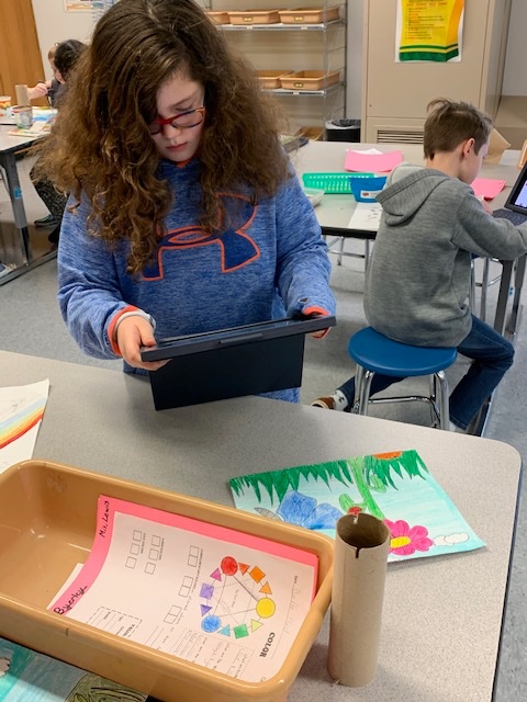 GCSCArtTeach's tweet photo. Students used Pages to take a photo and critique their work. Using the record feature they annotated their responses. Everyone loved telling me all about their artwork!!!
#everyonecancreate #gcscpride #GCInnovator
@loriannkatz @MeganCThompson https://t.co/NLQX7nKCgW