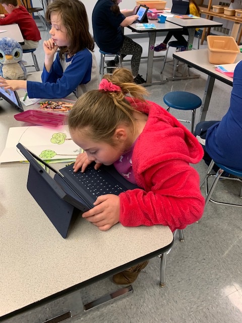 GCSCArtTeach's tweet photo. Students used Pages to take a photo and critique their work. Using the record feature they annotated their responses. Everyone loved telling me all about their artwork!!!
#everyonecancreate #gcscpride #GCInnovator
@loriannkatz @MeganCThompson https://t.co/NLQX7nKCgW