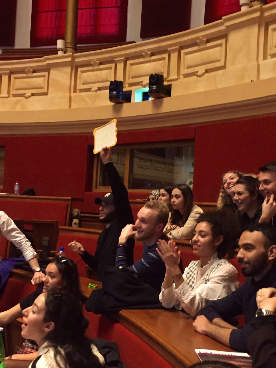 Première partie <a href="/fetedudroit/">fête du droit</a> : un quizz ! 3 équipes doivent répondre  aux questions proposées par <a href="/Mankpadere/">Mankpad'ere - Lyon 2</a> Belle ambiance pour ce quizz !