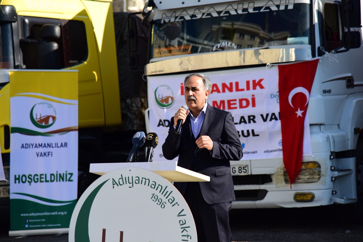 AdiyamanVakfi's tweet photo. Vakfımızın İNSANLIK ÖLMEDİ sloganıyla başlattığı yardım kampanyası 24 tırla #İdlip'e  dualarla uğurlandı. https://t.co/O4Rq5vsQT7