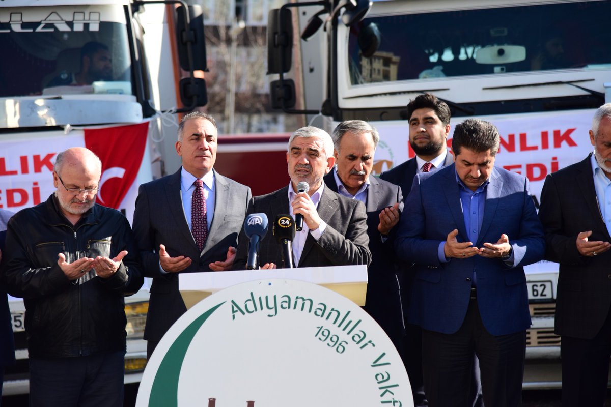 AdiyamanVakfi's tweet photo. Vakfımızın İNSANLIK ÖLMEDİ sloganıyla başlattığı yardım kampanyası 24 tırla #İdlip'e  dualarla uğurlandı. https://t.co/O4Rq5vsQT7
