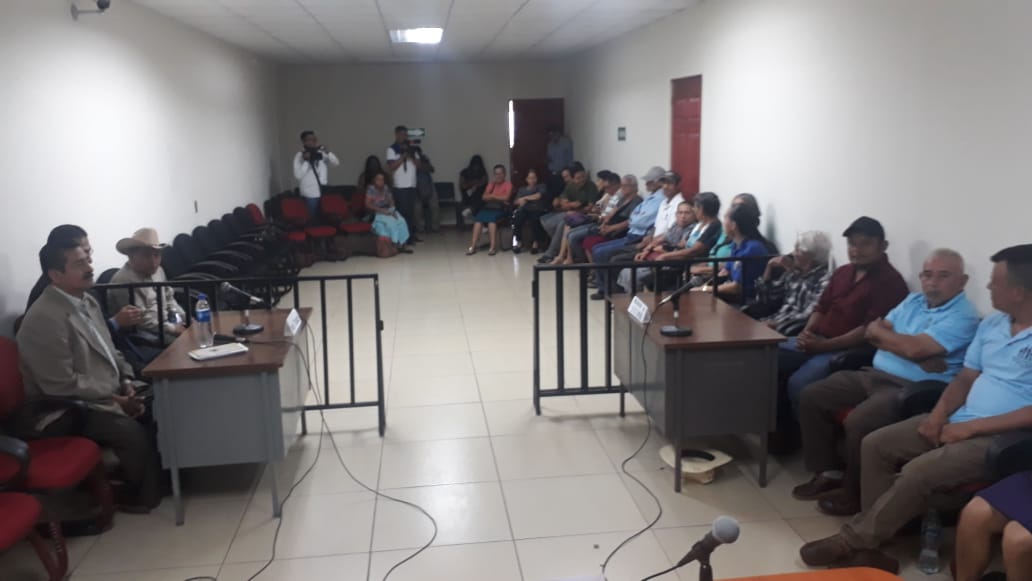 El juez de Instrucción de San Francisco Gotera recibió este día en audiencia a familiares y víctimas de la masacre de #ElMozote para conocer valoraciones y peticiones en la investigación del crimen #ElSalvador. Más información en el siguiente enlace
bit.ly/2xn5XBo