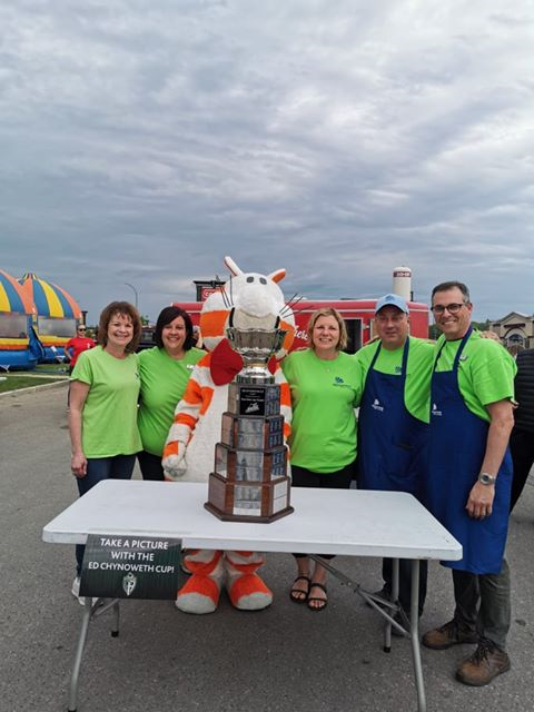 RateFat's tweet photo. This is Fat Cat with the @TheWHL's Ed Chynoweth Cup. She is imaging that she scored the winning touchdown and her team won by a basket. 11/10 very sporty Fat Cat. https://t.co/rk4sbVMOGZ