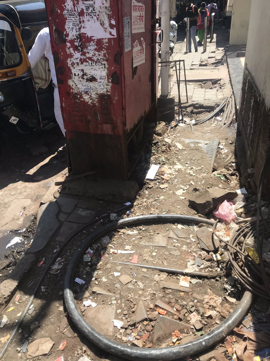 _y2cry's tweet photo. NS road opp IDBI bank, Mulund West #missingfootpath is in terrible state . Manhole cover has caved in and cables exposed @mybmc @mihirkotecha @manoj_kotak @GangadhareBJP_ @AUThackeray @CMOMaharashtra @MulundMumbai @mulund_info @RoadsOfMumbai @mumbaimatterz @MumbaiMirror https://t.co/okyI8dzhpe