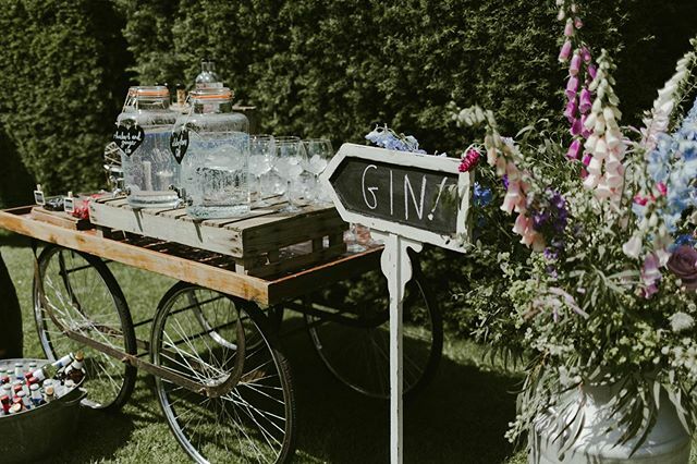 ‘If anyone asks, i’m drinking all this gin to collect bottles for a wedding project i saw on Pinterest...’ 🤣✨💛 @jasmineandrewsphoto 
#ginandtonictime #drinkoclock #pimpmygin ift.tt/2wK5etZ