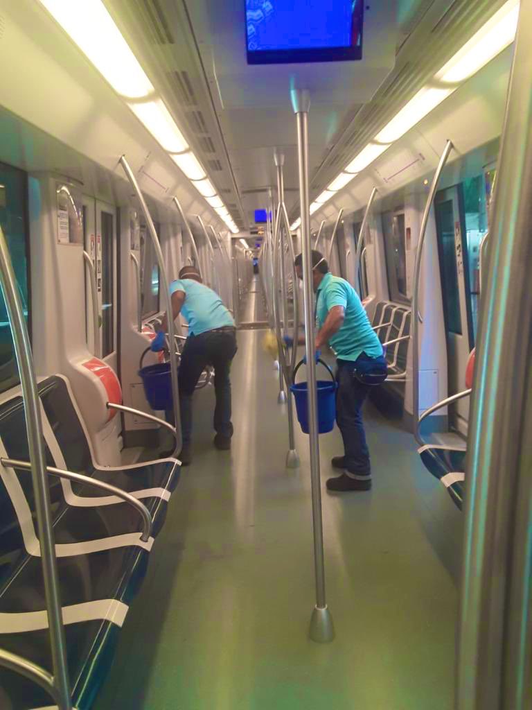 elmetrodepanama's tweet photo. Metro de Panamá, S.A. ha redoblado esfuerzos en sus protocolos de aseo, realizando actividades rutinarias e intensivas que garantizan la limpieza y desinfección de las líneas. 
❇️Las medidas de prevención empiezan en casa, evita el contagio de COVID-19 https://t.co/pLyEYUMEcB