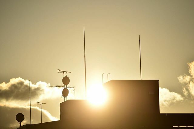 ti_ai_ki's tweet photo. #sunset 
#sun #sunlight #sunshine #sky #eveningsky #eveningglow #cloud #building #antenna #backlight #sunset_pics #sunsetphotography #sunset_sunrise #sunrise_sunsets 
_
#夕日 #夕陽 
#夕焼け #夕暮れ #日暮れ #空 #雲 #ビル #ビルディング #アンテナ https://t.co/w6taTtRX4q https://t.co/IxlT5eyg6J