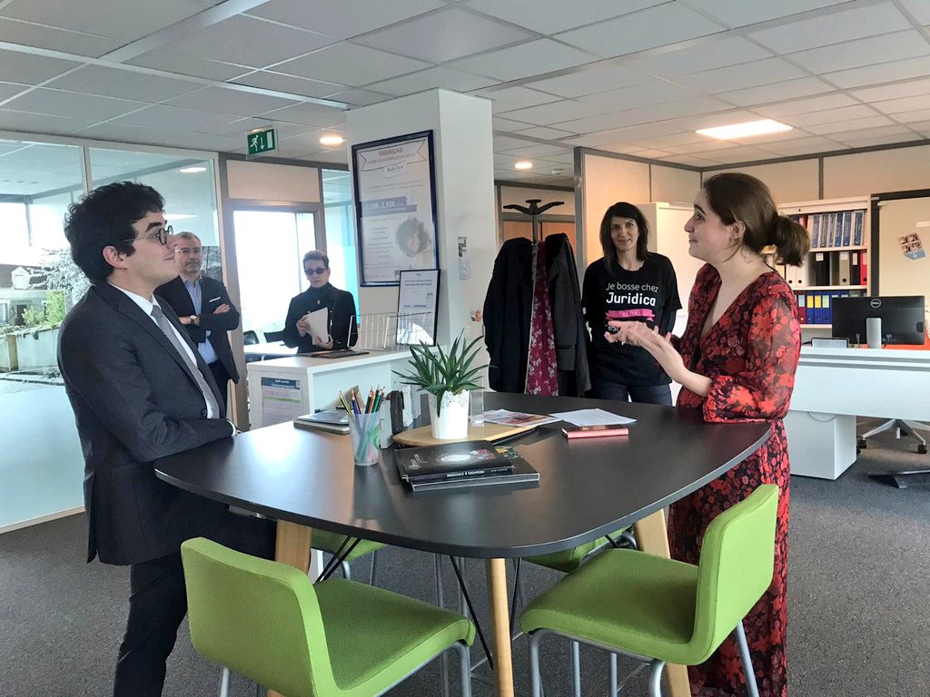 ALFONSI_Y's tweet photo. 👏👏Bienvenue à @guiborie à la rencontre de l'équipe #RH #AXA Protection Juridique et 1️⃣ engagement et challenge à relever : son prochain tweet avec notre t-shirt Juridica ! #échanges #découvertes #partages #fieredemarégionIdF @AXAFrance https://t.co/3zfnZOQmq9