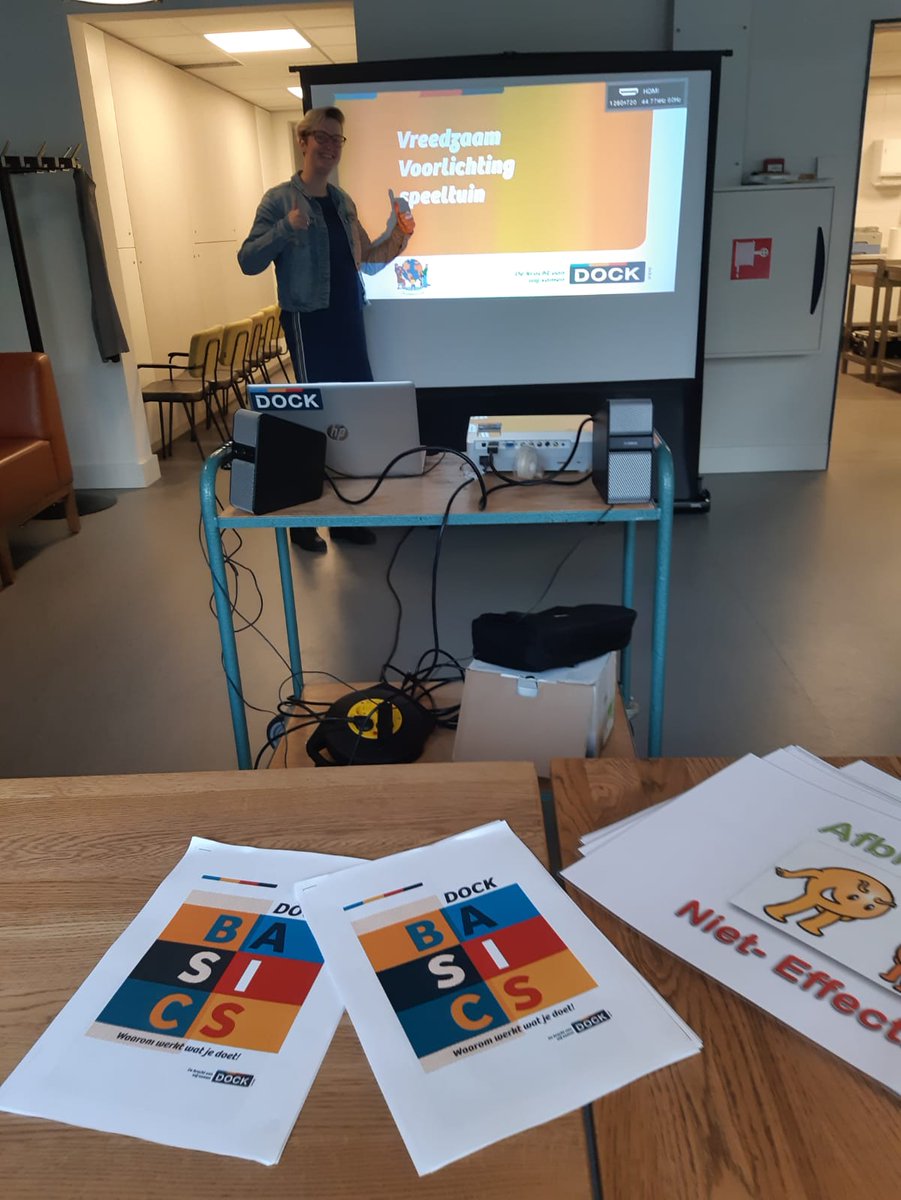Jannekedock1's tweet photo. Bijna klaar voor de training vreedzaam invallers en vrijwilligers van de speeltuinen @VreedzameWijk https://t.co/Pd3Wn5gcoJ