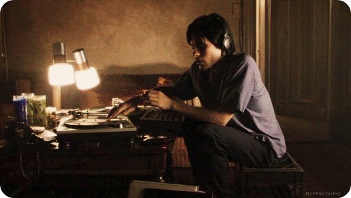 #1tweetsolo *as I wake from what seems like months of day rest, I put on my favourite ’get in the fucking mood’ music and feel the intro riff of <a href="/yumhoneyblood/">𝐻𝑂𝑁𝐸𝑌𝐵𝐿𝑂𝑂𝐷</a>’s Ready for the Magic grab and energise my undead heart and I growl to myself* ready to go fucking hunting #vampire 🖤