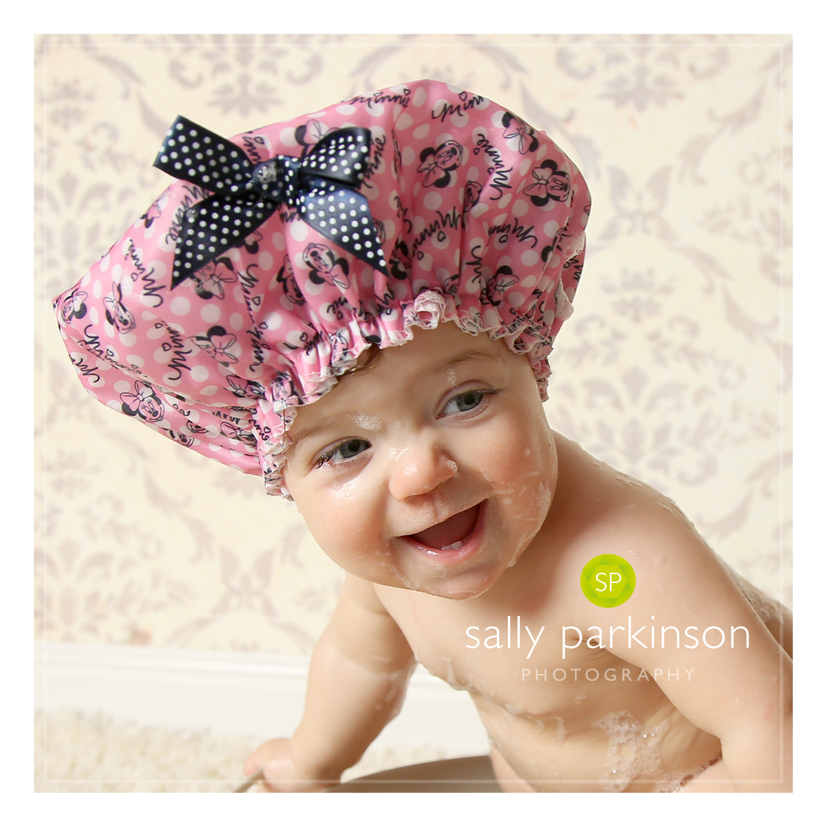 Oh don't they just love a bath! Bless her, Aurora had so much fun and so did we!  #cakesmash #childfriendlycake #smashandsplash #braintree #photographer #essex ow.ly/pHGY50yGHVH