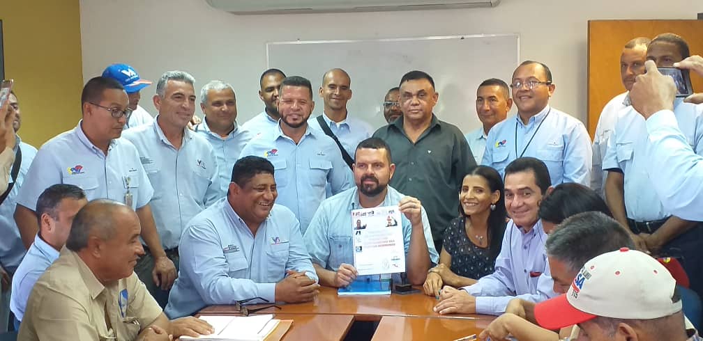 peralespsuv's tweet photo. #Enterate🗞🗞 Hoy junto a los trabajadores las trabajadoras y sus secretarios generales se Entrega del Ante Proyecto del Contrato Colectivo del Sector Aluminio, ante la Inspectoría del Trabajo @NicolasMaduro @EduardoPinateS @DrodriguezVen @TareckPSUV @MpppstBol @MPPPSTVe https://t.co/gz679RvGhN