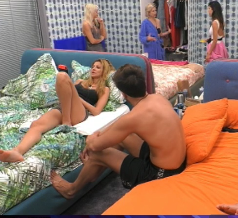 giulicuoreviola's tweet photo. Lei non sa dove mettersi. #gfvip #olver https://t.co/KVYFBGxhc5