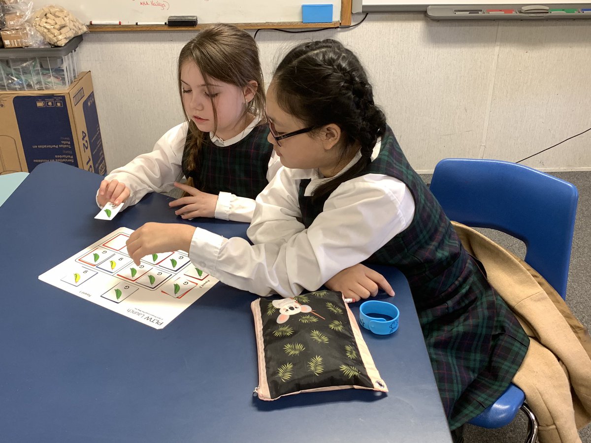 SCS_STEM_Tech's tweet photo. 3rd grade students are learning about genetics and traits in #SCSSTEM! They learned about Punnett Squares and practiced using them today! #PLTW #Proudtobealaker https://t.co/FUDz04AEqN