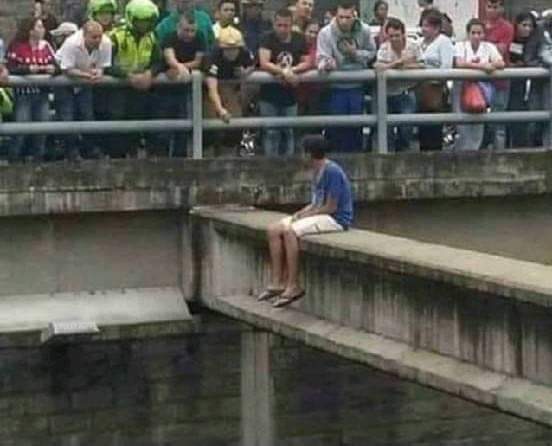 vulgoCoutinho's tweet photo. Achei um lugar tranquilo pra f1 do nada chego monte de gente achando que eu ia me joga kkkk https://t.co/53HJQB6eTX