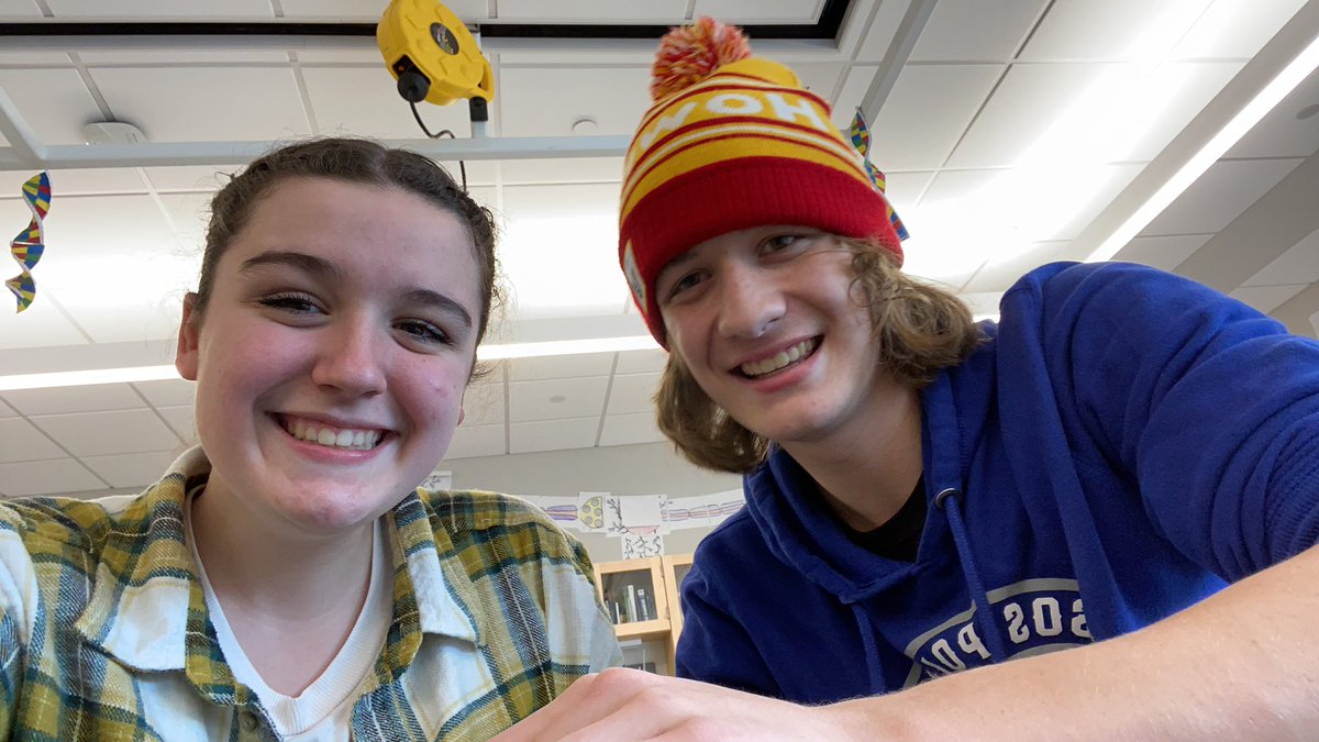 22lundeenkat's tweet photo. Nosotros estamos en la clase de ciencias forenses con señora frederickson ☺️ #NMSpan3 https://t.co/a9pHsj6jW3
