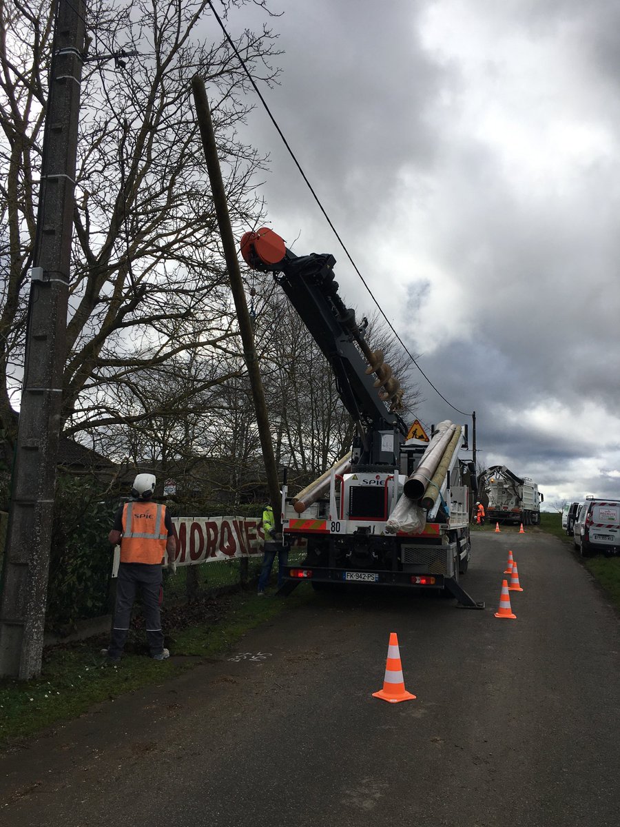 BeauvaisChris's tweet photo. En direct de #Trouy(18) : implanter des nouveaux poteaux pour la fibre optique requiert des équipements lourds #tarière  #aspiratrice. Ravi de cette visite terrain et bravo aux équipes 👍 ⁦@gandonceline⁩ ⁦⁦@QLesseau⁩ ⁦@A_HADIDA⁩ ⁦@EtienneBordry⁩ https://t.co/BIEi4fcUy1