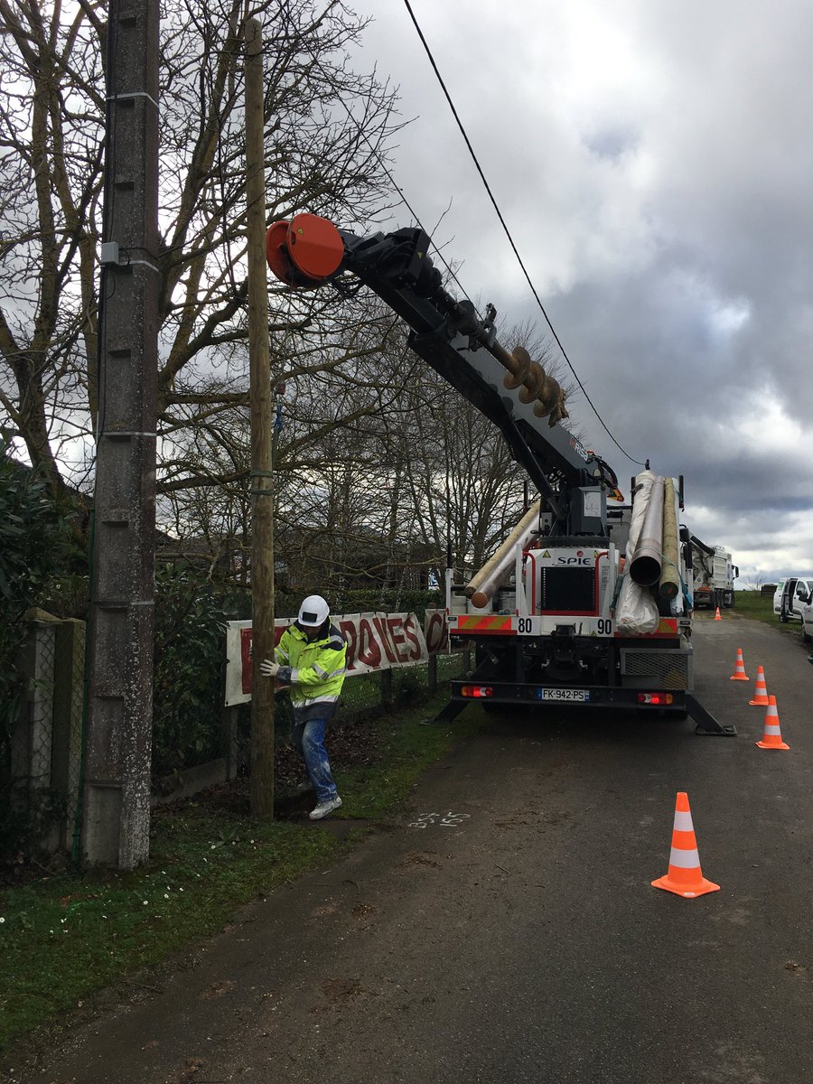 BeauvaisChris's tweet photo. En direct de #Trouy(18) : implanter des nouveaux poteaux pour la fibre optique requiert des équipements lourds #tarière  #aspiratrice. Ravi de cette visite terrain et bravo aux équipes 👍 ⁦@gandonceline⁩ ⁦⁦@QLesseau⁩ ⁦@A_HADIDA⁩ ⁦@EtienneBordry⁩ https://t.co/BIEi4fcUy1