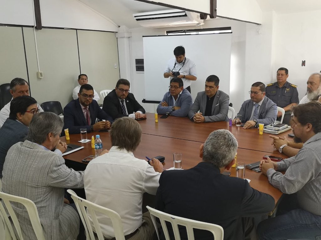 elmundodelbus's tweet photo. El Director de la @dinatranpy y equipo se reúnen con el Viceministro del Transporte @PedroDBritos, Ivan Aliende @msaludpy, Gremios @atipgremio | #Capatit, #PatrullaCaminera y área metropolitana para ejecutar las medidas de contingencia para el transporte público. Ft:@dinatranpy https://t.co/iAwBOz8Zq7