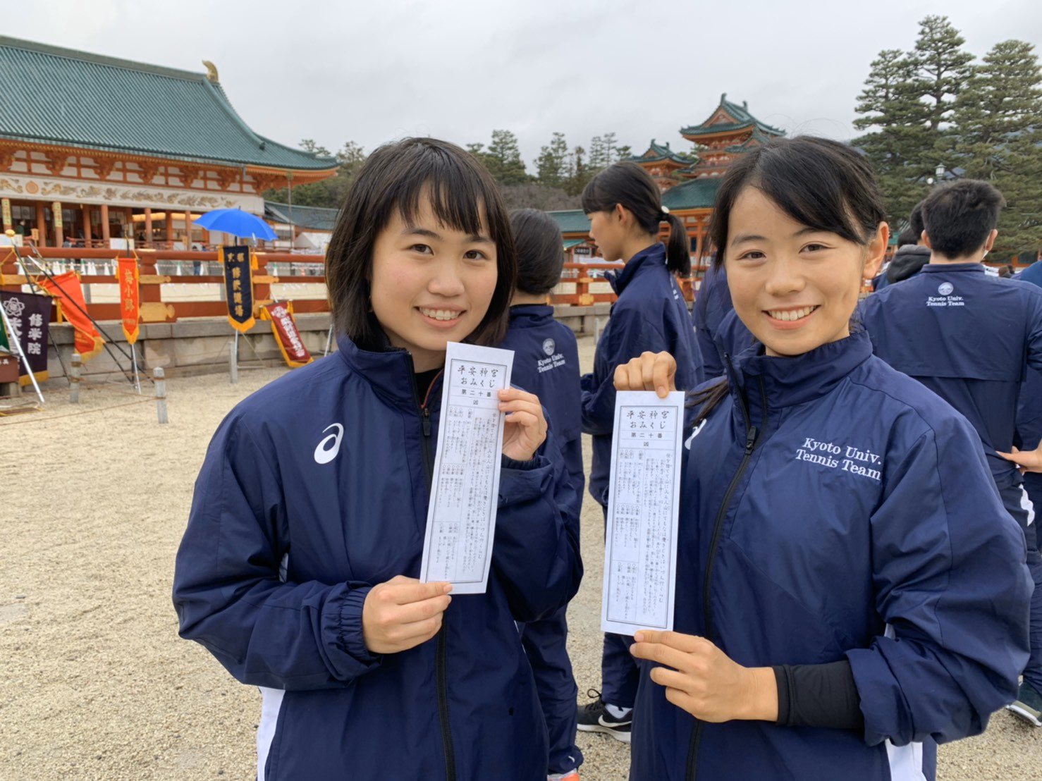 京都大学体育会女子硬式テニス部 部員紹介 人見花帆 ひとみかほ 新2回生 農学部応用生命科学科 彼女の口から繰り出されるマジレスは強烈 晴れの日も雨の日も風の日もどんな時も人見の瞳はサングラスに覆われている 見にくそう このアカウントの支配者