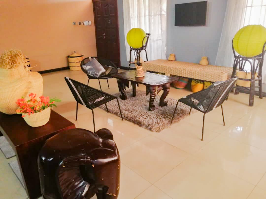 DannResidence's tweet photo. Love Authentic Afrocentric, handmade pieces? We do and support our #artisans and #entrepreneurs

Made in Ghana furniture and decor for a TV shoot and Entrepreneurship event
Thanks to @wovenworldwide
 #diaspora #ghana #dannresidence #placetostay #eventvenue #NanaAma #sammytombrown https://t.co/mT44jUqlRT