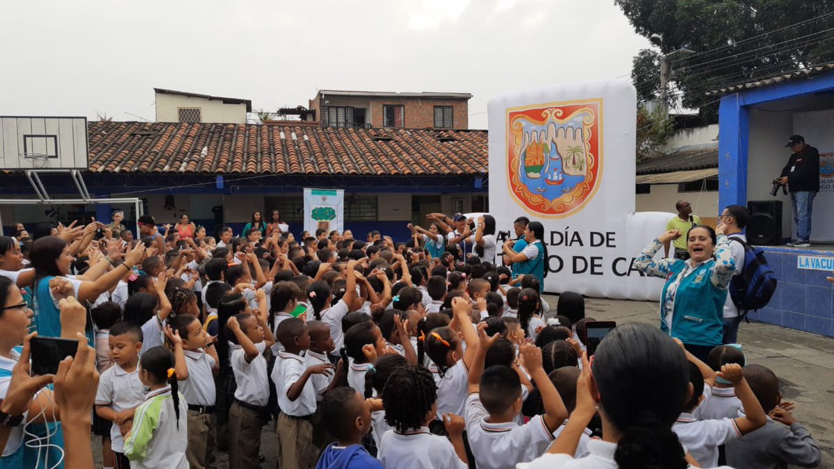 #LaVacunaEstáEnTusManos👐💦y las escuelas lo están aplicando. 
Estamos en la I.E. Alfonso López Pumarejo, motivando a los niños🧒🏻👧🏼a la práctica del correcto lavado de manos para prevenir el #COVID19.

Siga la transmisión #EnVivo aquí👉🏼bit.ly/2Q6oIQl
#PuroCorazónPorCali.