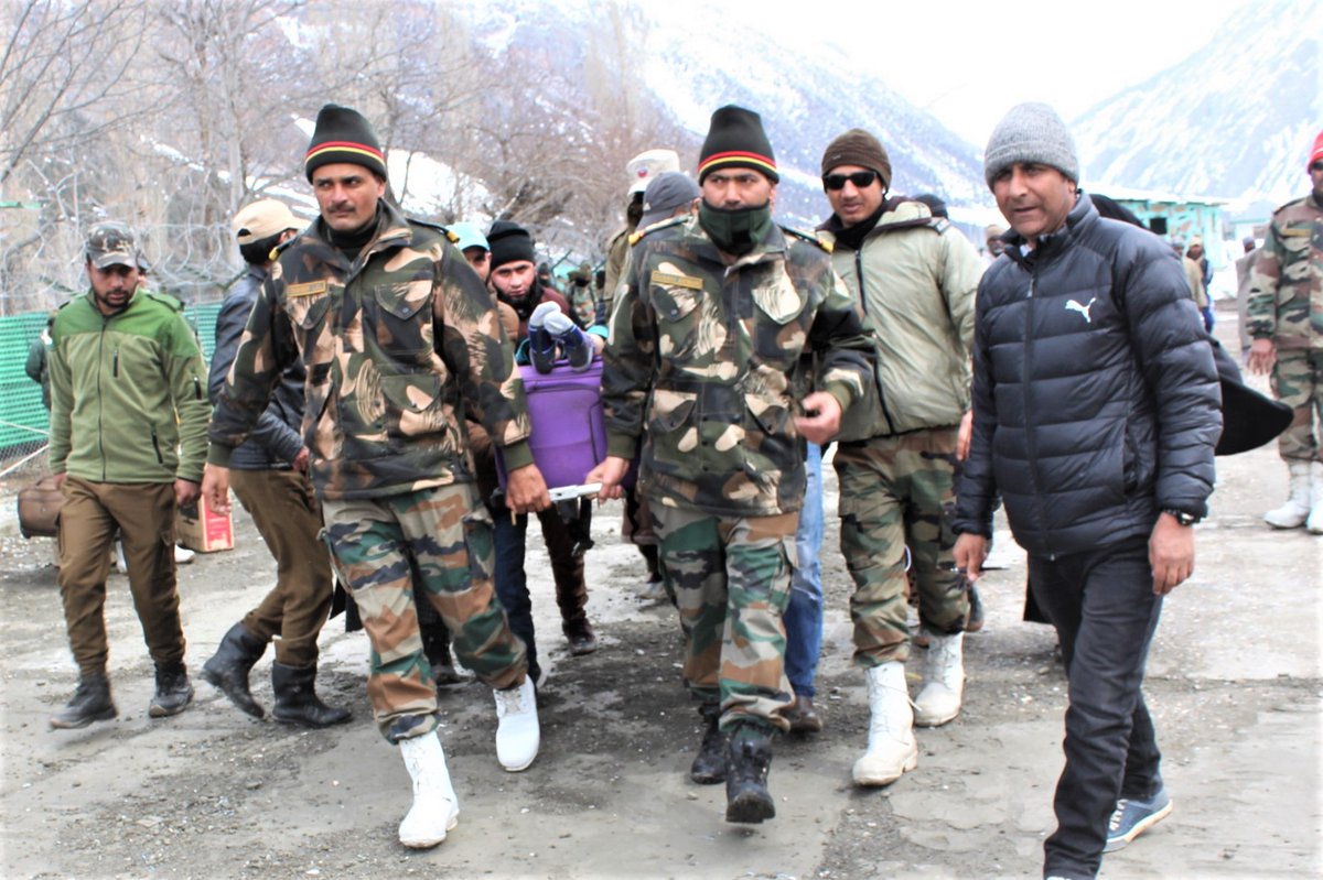 adgpi's tweet image. #IndianArmy for Awam.
#IndianArmy #SnowLeopardBrigade facilitated in evacuation of four patients including a child who were stranded in #Gurez #Kashmir owing to heavy snow. Precious lives saved.
We stand to protect the locals from all adversaries.
#NationFirst
#HarKaamDeshKeNaam