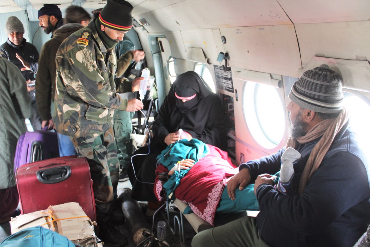 adgpi's tweet image. #IndianArmy for Awam.
#IndianArmy #SnowLeopardBrigade facilitated in evacuation of four patients including a child who were stranded in #Gurez #Kashmir owing to heavy snow. Precious lives saved.
We stand to protect the locals from all adversaries.
#NationFirst
#HarKaamDeshKeNaam