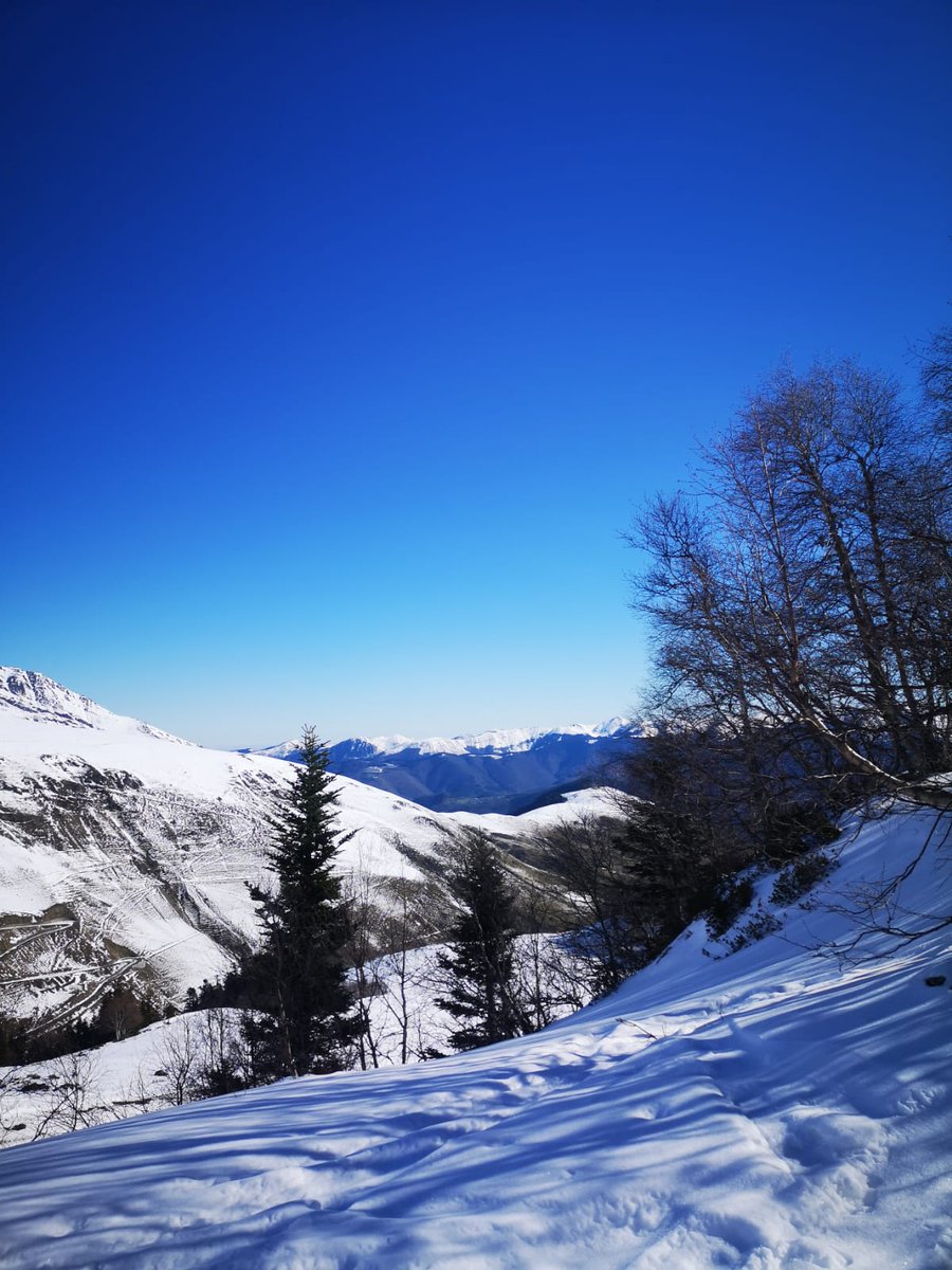 💙🔵[ AZUL y BLANCO ]⚪❄️
Impresionante jornada de #esquí en los Pirineos. Las estaciones #Altiservice están funcionando a pleno rendimiento, ¡no te lo pierdas! #nieve
<a href="/SaintLaryAlti/">Station de ski de Saint-Lary - Altiservice⛷🏂</a> <a href="/FontRomeuP2000/">FontRomeuPyr2000</a> <a href="/CambreAze/">Cambre d'Aze Station</a>