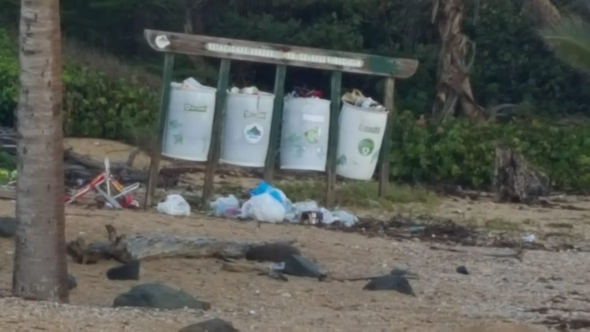Inaceptable: La alcaldesa d Loíza t dijo ayer <a href="/PresentadorRS/">Presentador Rubén Sánchez</a> que recogería la basura ayer mismo. Estas fotos son de HOY. La misma basura en el mismo lugar. Cada cuatro años la historia se repite.