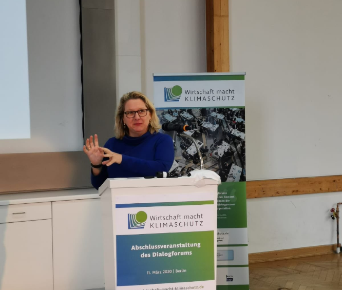 _BMUKN's tweet photo. Klimagerechtes Wirtschaften hat Zukunft. Bei @DialogWmK betont BMin @SvenjaSchulze68: "Klimaschutz ist ein Innovationsmotor, der die Modernisierung beschleunigt und die Wirtschaft fit für die Zukunft macht." https://t.co/BxrHyZeG5E https://t.co/hEZ1KGEDDu