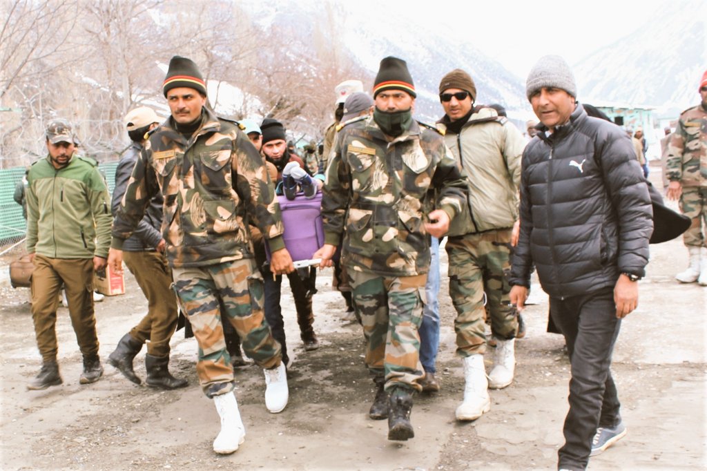 SatishBhadane1's tweet image. आवाम के लिए #IndianArmy
#IndianArmy #SnowLeopardBrigade 
ने चार मरीजों को निकालने में मददकी
जिनमें एक बच्चा भी शामिल था जो 
#Gurez #Kashmir मेंभारी बर्फ के 
कारण फंसे हुएथ ेकीमती जान बच गई
हम स्थानीय लोगों को सभी विरोधियों से बचाने के लिए खड़े हैं
#NationFirst
#harkaamdeshkenaam