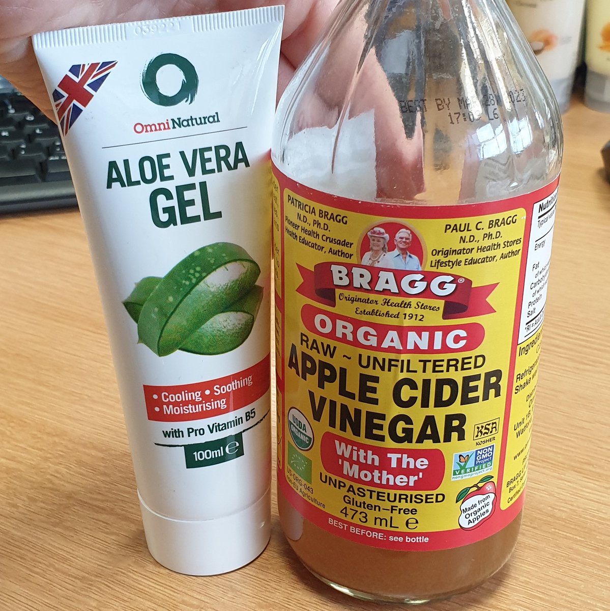 DIY hand cleansing gel! half a cup aloe gel +
10 drops tea tree oil + 3tbsp #ACV + 20 drops Lavender or Lemon Myrtle oil - mstore in a small pump bottle - cleanses and moisturises👍

#handgel #bragguk #braggacv #cleaninghack #braggapplecidervinegar #acvhack
