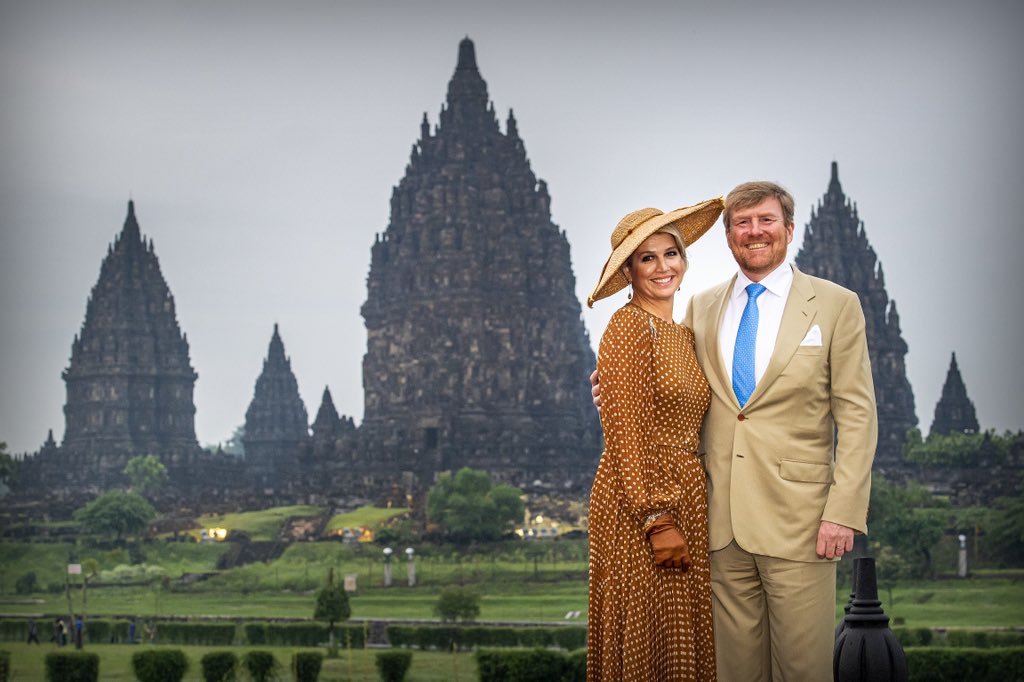 koninklijkhuis's tweet photo. Het Koninklijk Paar bezoekt het tempelcomplex van Prambanan, het grootste Hindoe-Javaanse tempelcomplex in Indonesië. Zij spreken met verschillende religieuze leiders over wat zij doen om religieuze tolerantie in Indonesië te bevorderen. #NLIndonesia #staatsbezoek https://t.co/zylPHqKVry