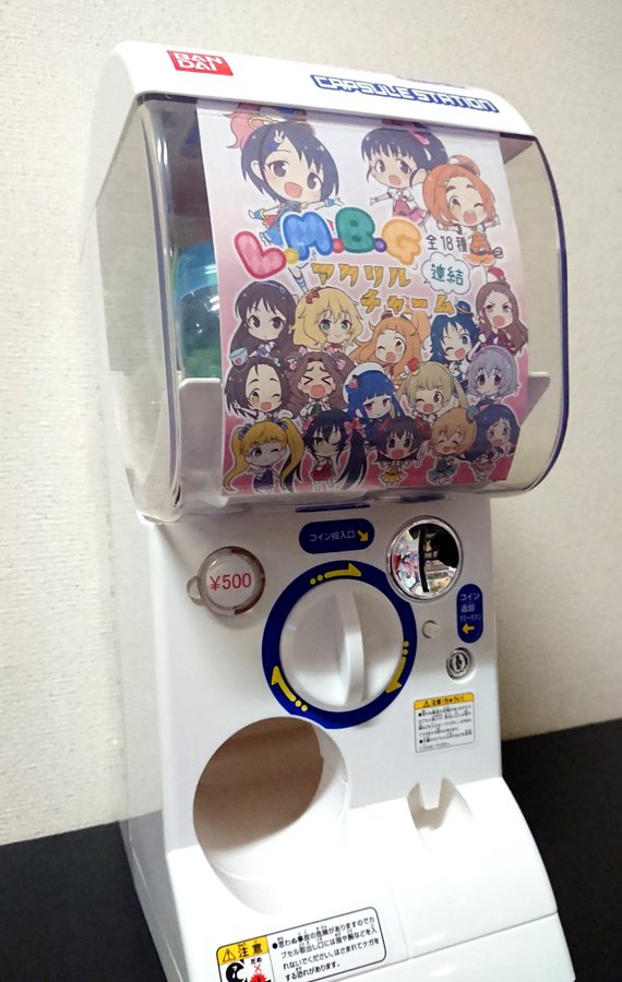シンステ8新作のリアルガチャです!
※実物写真は去年のですがこんな感じになります

1回500円/サイズ約5×5㎝ 