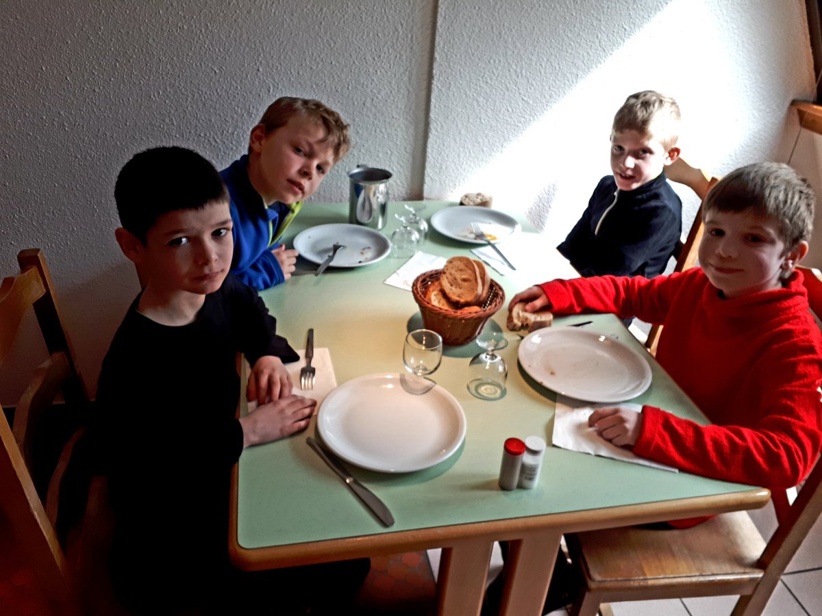 CE2ColombChtx's tweet photo. A table après l'activité " chiens de traîneau " et quelques boules de neige... https://t.co/LzoAJ0Xi07
