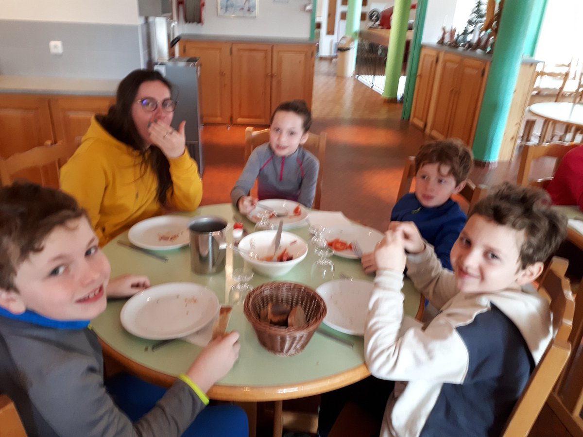 CE2ColombChtx's tweet photo. A table après l'activité " chiens de traîneau " et quelques boules de neige... https://t.co/LzoAJ0Xi07