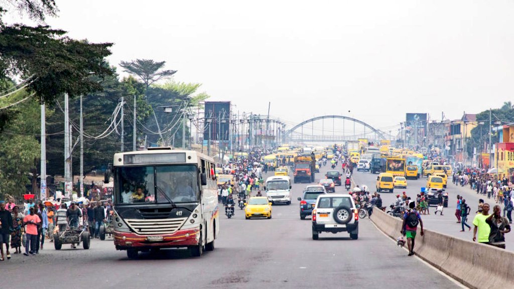 benjimk's tweet photo. #Kinshasa Pas des signaux routiers visible, des véhicules roulant sur une vois à sens unique dans le sens contraire, pas des passages piéton.
Pensez vous que le changement est possible au Congo? 
#Kinshasa #Congo #100jours @abelamundala @StanysBujakera @lem_lunda @LitsaniChoukran https://t.co/Sj0gmsdrsp