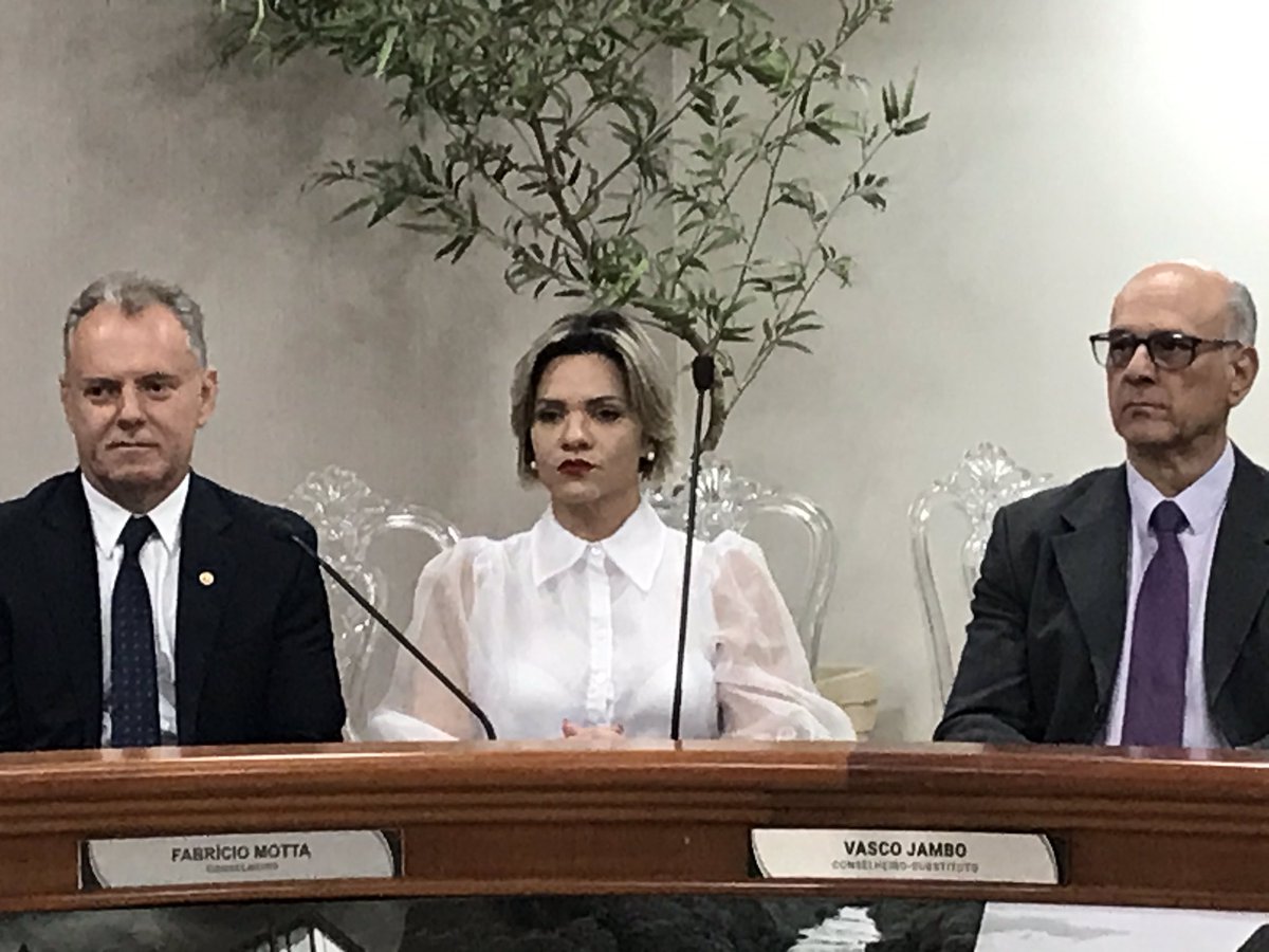 tcmgooficial's tweet photo. Participam da posse do novo procurador-geral do MPC, José Gustavo Athayde, o presidente do TCE, Celmar Rech, o procurador e presidente da AMPCON, Stephenson  Oliveira e a procuradora-geral em exercício do MPC junto ao TCE-GO, Maísa de Castro Sousa. https://t.co/VB2VkLBQcd