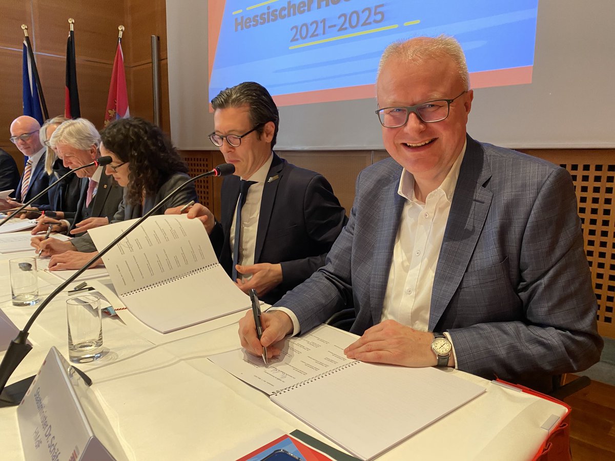 Nicht nur ausgezeichnet, sondern nun auch unterzeichnet: Der #Hochschulpakt #Hessen. Über 11 Milliarden für Hessens kluge Köpfe! ⁦<a href="/SchaeferHessen/">Dr. Thomas Schäfer</a>⁩ ⁦<a href="/Angela_Dorn/">Angela_Dorn</a>⁩ ⁦<a href="/HMWK_Hessen/">HMWK Hessen</a>⁩ ⁦<a href="/RegHessen/">Staatskanzlei Hessen</a>⁩ #hlt