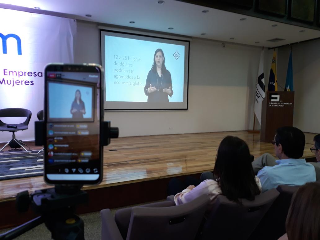 camaramaracaibo's tweet photo. Susana Reina, fundadora y presidenta de #AVEM envía un mensaje de a las mujeres y hombres presentes en el #FOROAVEM2020.
Susana Reina habla sobre la conveniencia de las políticas de igualdad de género en el sector empresarial https://t.co/HXfA7QV0oR