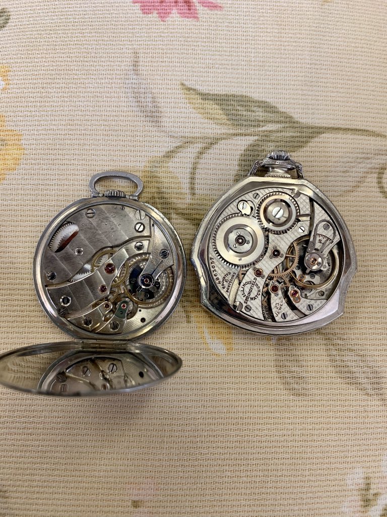 aokororism's tweet photo. 養父のアンティーク懐中時計コレクション。うんちくを聞くだけでも楽しい。

私がもらったのはこの２つ。
この銀フチのやつは安価で叩き売られてたらしいんだけど、出所から作りまで謎が多いらしく、私はいたく気に入っている。きっと見る人が見れば「こっこれは伝説の…！？」ってなるに違いない https://t.co/PVNRz2fndJ