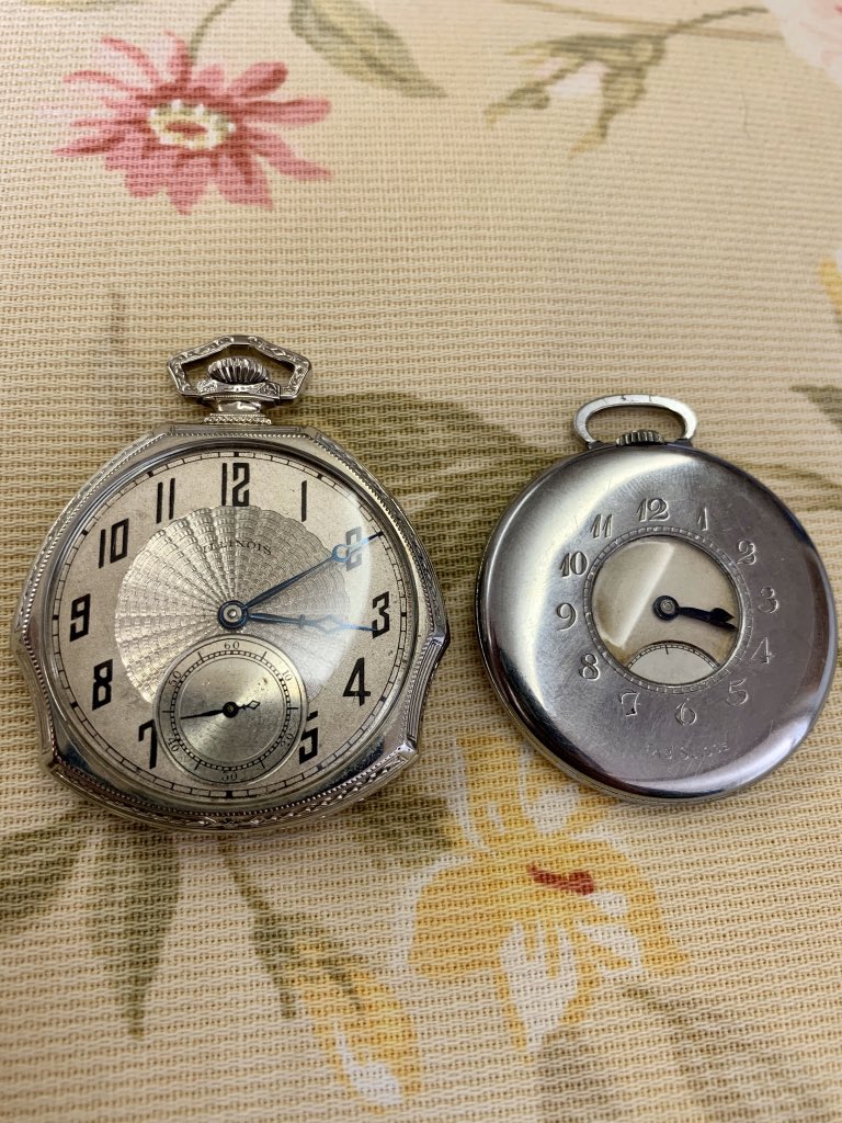 aokororism's tweet photo. 養父のアンティーク懐中時計コレクション。うんちくを聞くだけでも楽しい。

私がもらったのはこの２つ。
この銀フチのやつは安価で叩き売られてたらしいんだけど、出所から作りまで謎が多いらしく、私はいたく気に入っている。きっと見る人が見れば「こっこれは伝説の…！？」ってなるに違いない https://t.co/PVNRz2fndJ