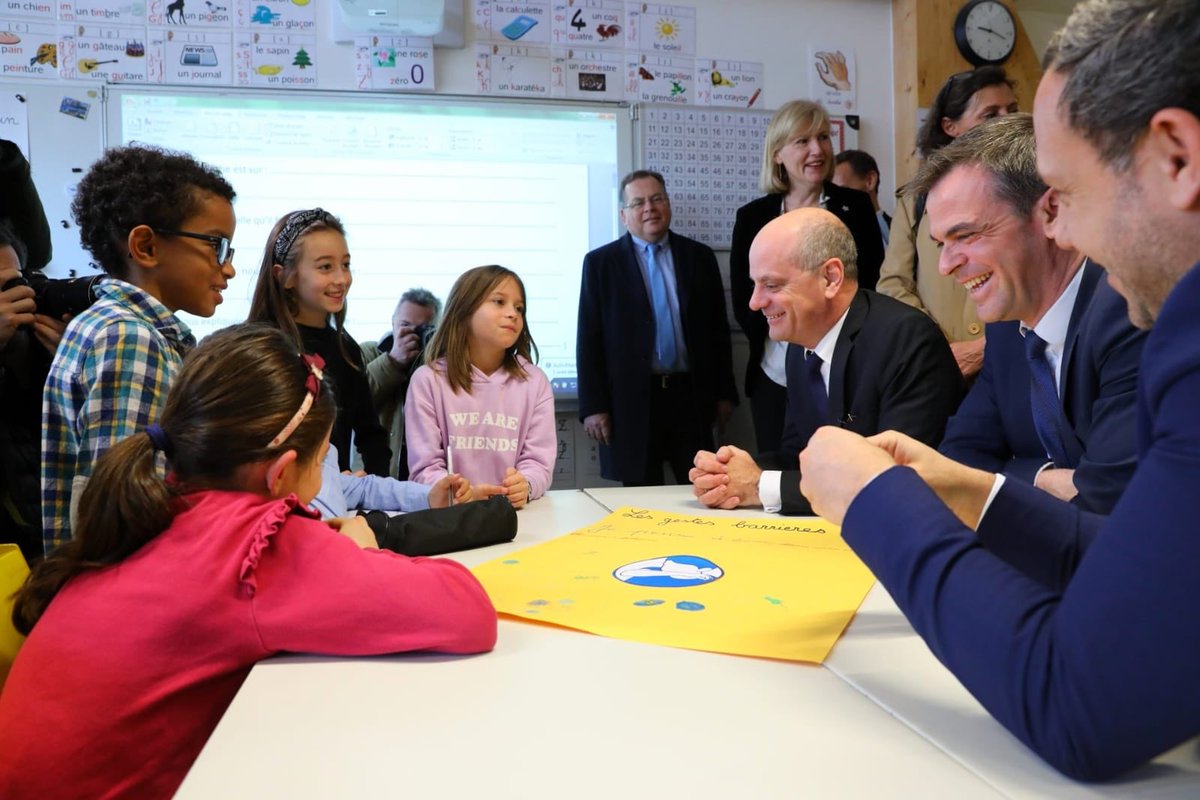 jmblanquer's tweet photo. Des gestes simples au quotidien pour freiner le #coronavirus 

A l’école Louise Michel ce matin avec @olivierveran et @AdrienTaquet pour voir le travail fait avec les enfants pour bien pratiquer ces gestes.

Bravo aux professeurs en action dans ce sens dans toute la France! https://t.co/WjZo2W7fPm