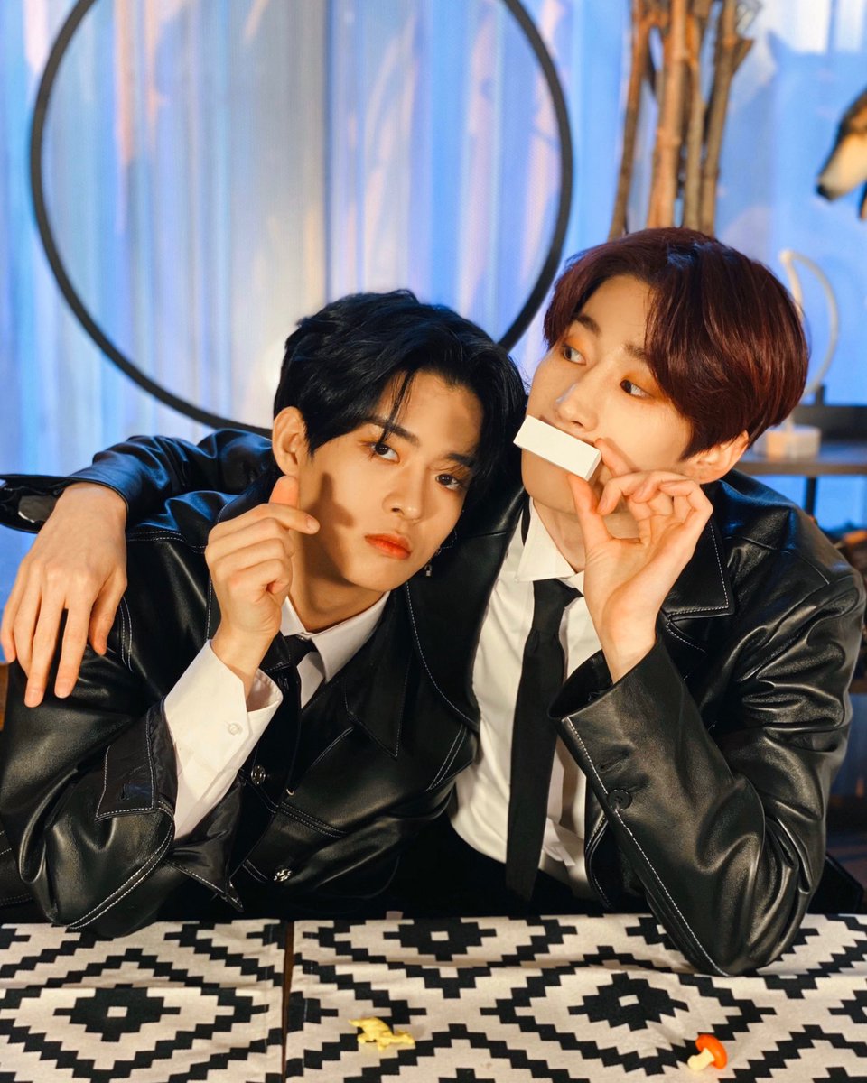 VICTON1109's tweet photo. 🐿🦊💛💙 https://t.co/He1daILbS3